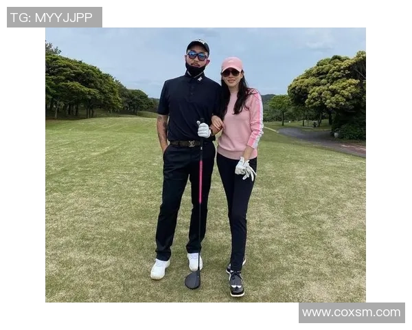 李娜与足球明星亲密合影展现运动精神与友谊的完美结合 李娜与足球明星亲密合影展现运动精神与友谊的完美结合